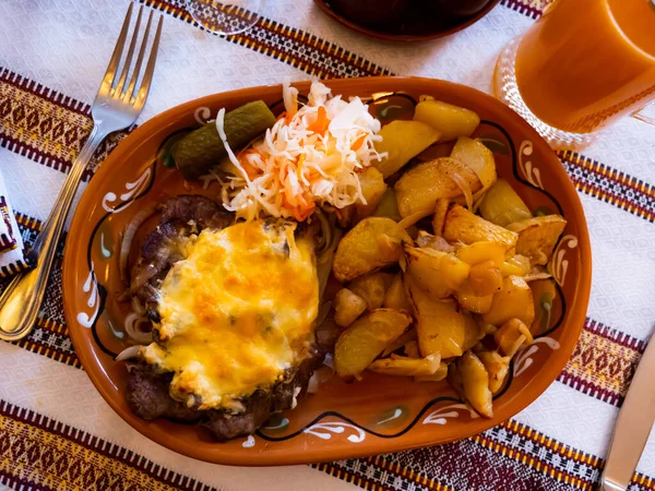 一个美味的开胃菜的图片 在波尔塔瓦风格的猪肉与炸土豆 腌菜和腌菜 黄瓜在盘子里 — 图库照片