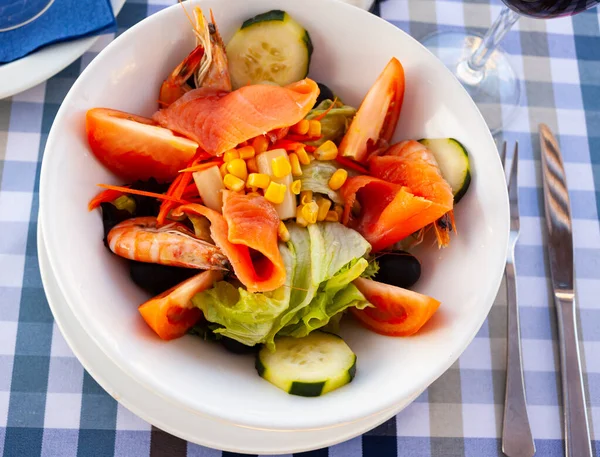 Salade Met Gerookte Zalm Garnalen Groenten Maïs Niemand — Stockfoto