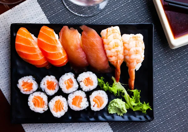 Diverse Van Nigiri Hosomaki Sushi Traditioneel Geserveerd Met Wasabi Sojasaus — Stockfoto