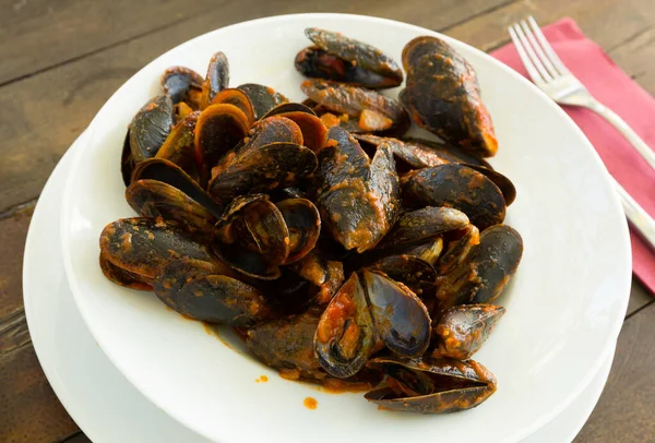 地中海料理とプレートソースと黒貝ムール貝 — ストック写真