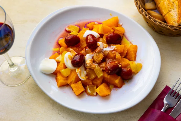 Sałatka Pomarańczowa Gotowanym Jajkiem Tradycyjne Hiszpańskie Danie Ensalada Naranja — Zdjęcie stockowe