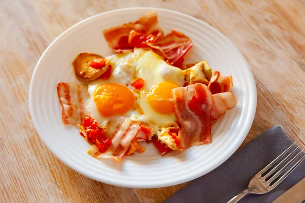 Ouă Delicioase Slănină Cartofi Placă Albă Masă — Fotografie, imagine de stoc