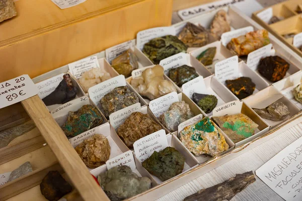 お土産屋のカウンターでの鉱物標本の様々な価格ラベルにスペイン語で説明 — ストック写真
