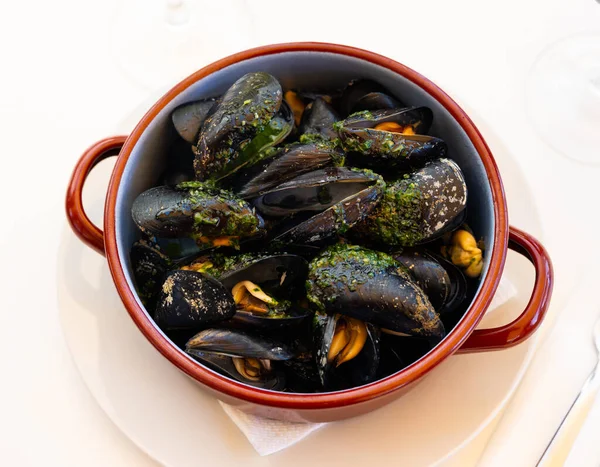 Portion Steamed Mussels Served Table Piece Lemon — ストック写真