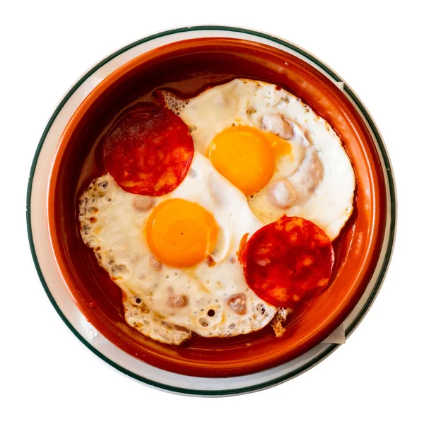 Kuchnia Hiszpanii Smażone Jajka Kiełbaskami Chorizo Pasta Pomidorowa Podawane Glinianym — Zdjęcie stockowe