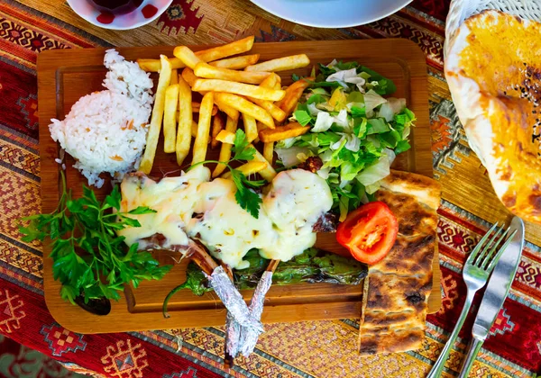 烤羊排 米饭和蔬菜 土耳其菜 — 图库照片