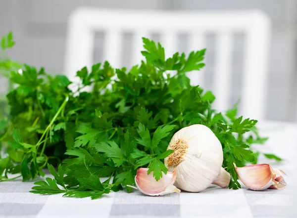 Cutting Board Fresh Seasonings Wooden Background White Garlic Heads Cloves — Stock Photo, Image