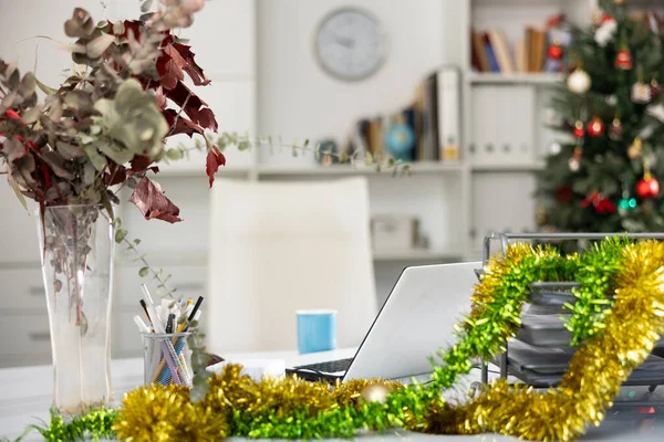 Ordenador Portátil Oropel Navidad Mesa Oficina Moderna Oficina Trabajo — Foto de Stock