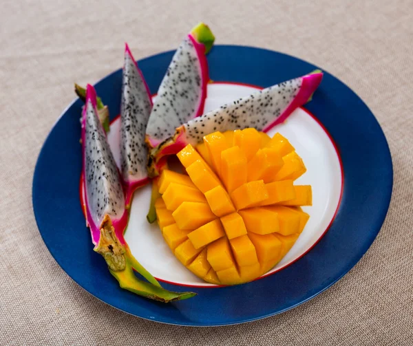 Snijdt Rijpe Heerlijke Sappige Mango Pitaya Het Bord Gezond Voedzaam — Stockfoto