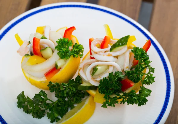 Köstlich Tropischer Salat Aus Gekochten Tintenfischen Zitrone Mit Gurken Und — Stockfoto