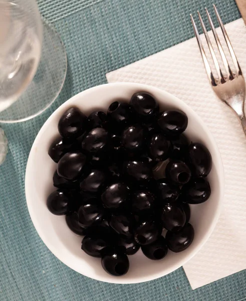 Миска Маринованих Чорних Маслин Популярний Здоровий Інгредієнт — стокове фото