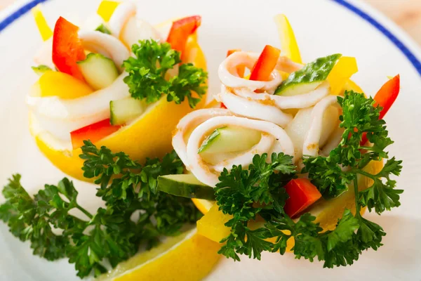 Salad Seafood Dan Sayuran Lezat Dengan Cumi Cumi Mentimun Lada — Stok Foto