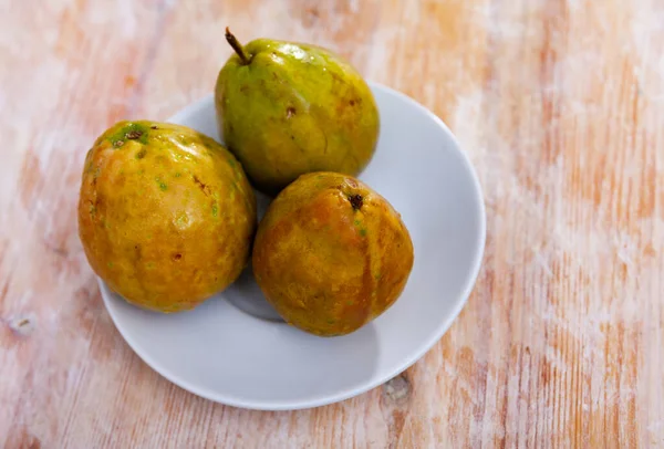 木の背景に3つの熟した新鮮な皮なしのグアバ 果物の健康上の利点の概念 — ストック写真