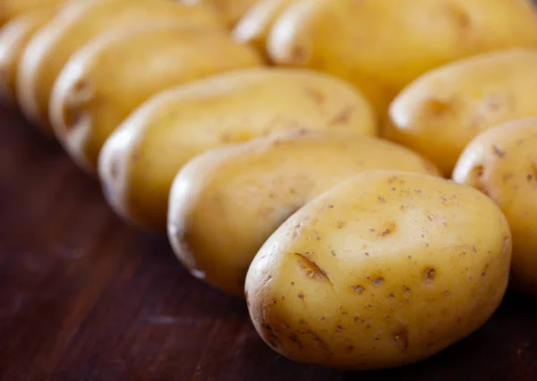 Mutfağındaki Ahşap Masada Çiğ Taze Patates Resmi Hiç Kimse — Stok fotoğraf