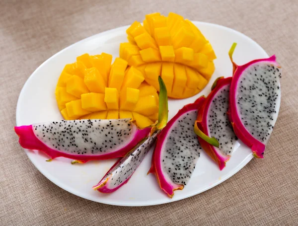 Plátky Zralé Lahodné Šťavnaté Mango Pitaya Talíři Zdravý Výživný Tropický — Stock fotografie