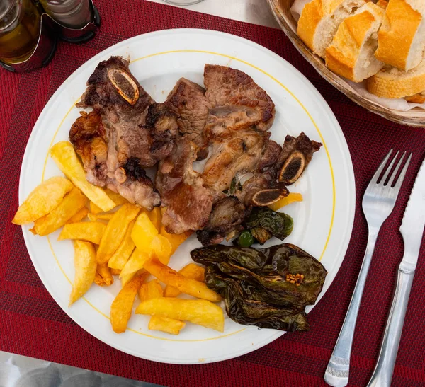 用油炸土豆和烤茄子做的多汁牛排 牛肉和蔬菜装饰的丰盛晚餐 — 图库照片