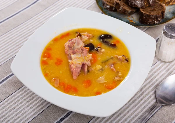 Vierta Sopa Guisantes Humeantes Con Carnes Ahumadas Plato Redondo Arcilla — Foto de Stock