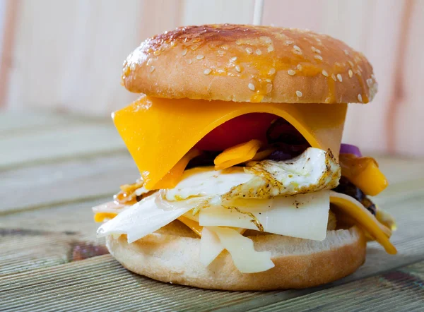 Smaczny Cheeseburger Serem Jajkiem Smażonym Wołowiną Cebulą Talerzu — Zdjęcie stockowe