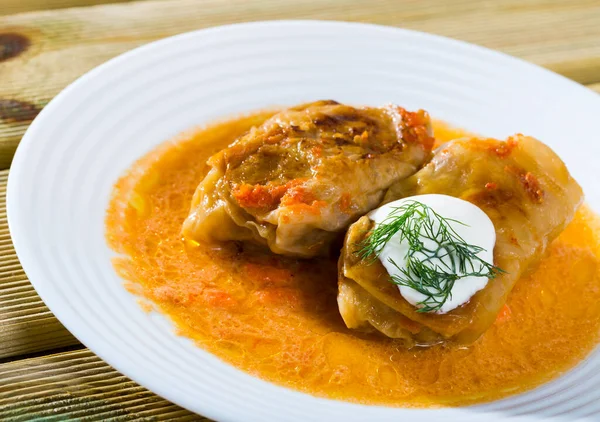 Close Cabbage Rolls Leaves Cabbage Platewith Sour Cream Herbs — Foto de Stock