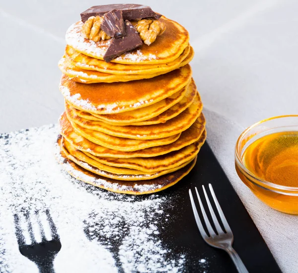 Stack Sweet Pancakes Honey Chocolate Powdered Sugar Plate — Stock Photo, Image