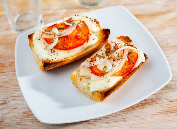 Heißes Sandwich Mit Tomaten Zwiebeln Käse Und Getrockneten Kräutern — Stockfoto