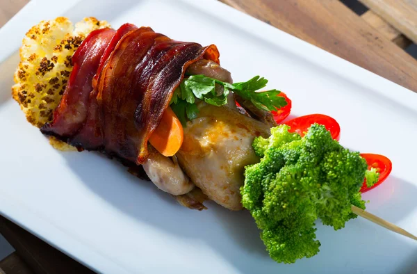 Broiled Skewer Quail Wrapped Jamon Cauliflower Broccoli Carrot Tomatoes Parsley — Stock Photo, Image