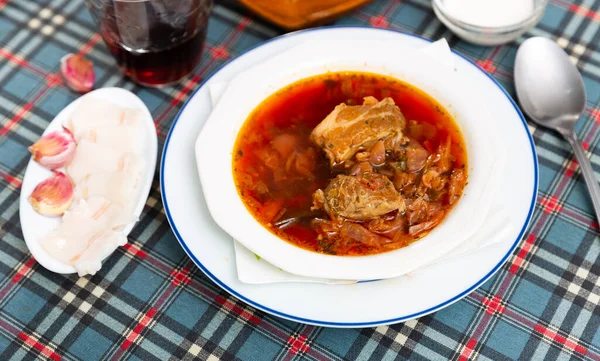 ボルシュと呼ばれるスラブ料理の伝統的な料理は ビート キャベツ ジャガイモ ニンジン 玉ねぎから肉汁で調理されます — ストック写真