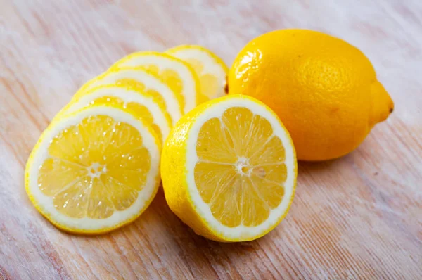 木の背景に新鮮なレモンスライス ビタミン調理成分 — ストック写真