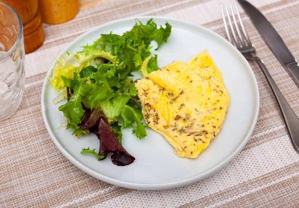 Ομελέτα Και Ρόκα Λευκό Πιάτο Υπέροχο Ελαφρύ Πρωινό — Φωτογραφία Αρχείου