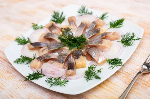 鱼片鲱鱼配上丁香和柠檬 高质量的照片 — 图库照片