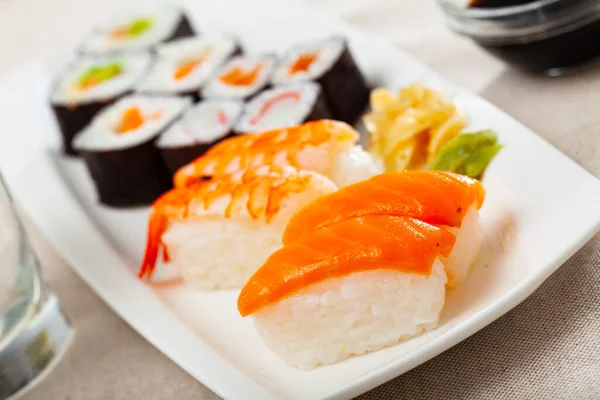 Verse Sushi Maki Nigiri Geserveerd Wit Bord Met Wasabi Sojasaus — Stockfoto