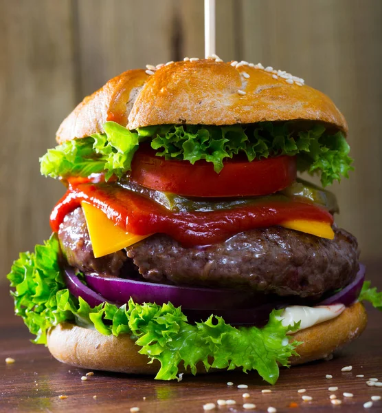 Bild Von Hamburgern Mit Rindfleisch Und Ketchup Tomaten Käse Gurken — Stockfoto