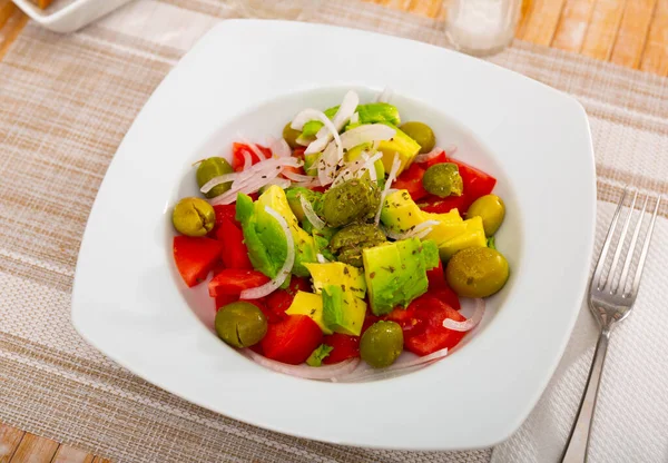Beyaz Tabakta Taze Sebze Salatası Salata Avokado Domates Zeytin Soğan — Stok fotoğraf