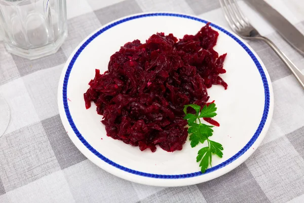 Appetitlicher Salat Aus Geriebener Gebackener Roter Bete Auf Teller Garniert — Stockfoto
