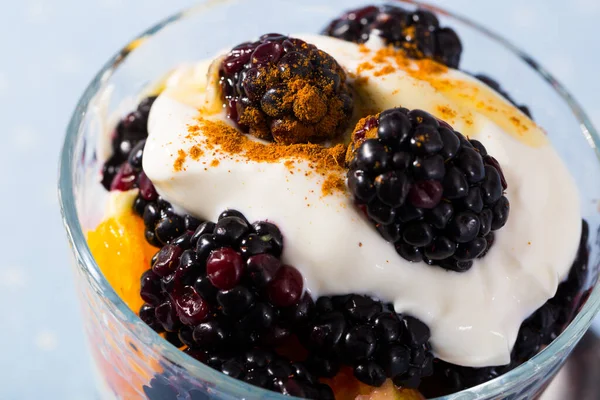 Lekker Dessert Licht Witte Yoghurt Met Moerbei Verse Sinaasappel — Stockfoto
