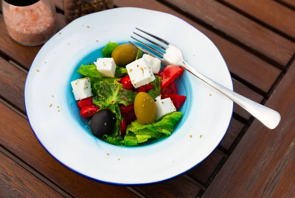 Griechischer Salat Mit Frischem Gemüse Und Feta Käse Auf Einem — Stockfoto