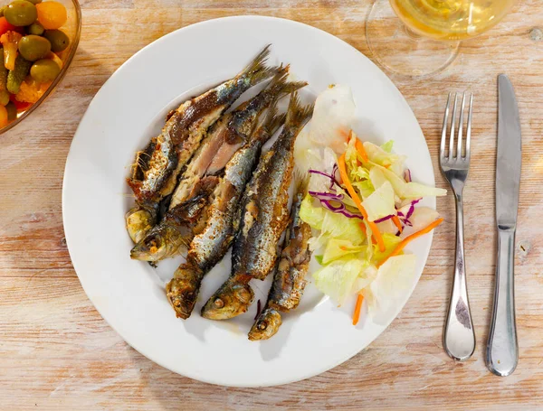Delicious Grilled Sardines Light Vegetable Salad Cabbage Carrots — Stock Photo, Image
