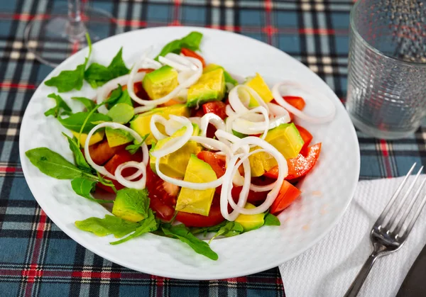 Traditional Vegetarian Salad Fresh Ripe Avocado Tomatoes Sliced Onions Greens — Stock Photo, Image