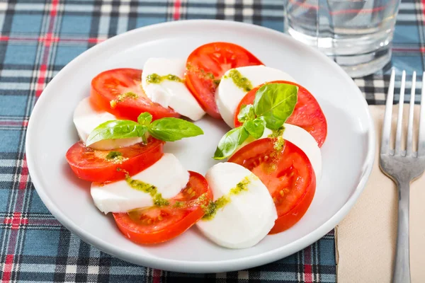 Salade Caprese Italienne Fraîche Avec Mozzarella Tomates Sur Assiette Blanche — Photo