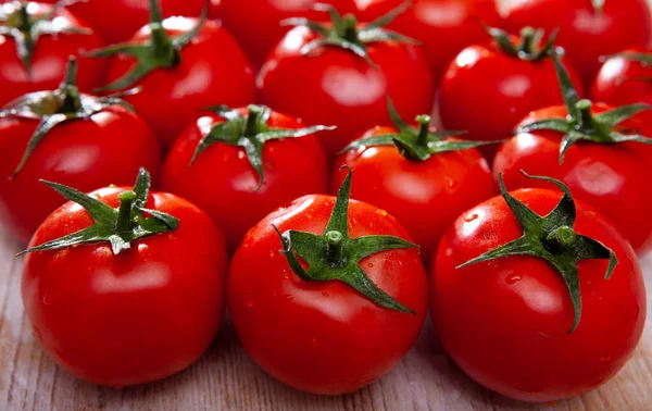 Veel Rijpe Tomaten Houten Ondergrond Hoge Kwaliteit Foto — Stockfoto
