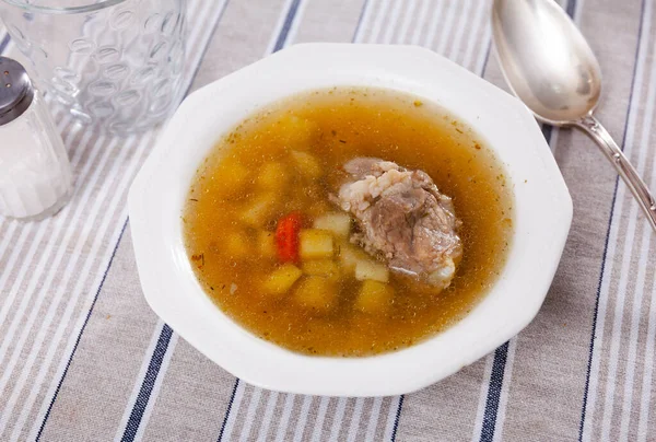 Porción Fresca Sopa Carne Con Papas Picadas Zanahoria Servida Tazón — Foto de Stock