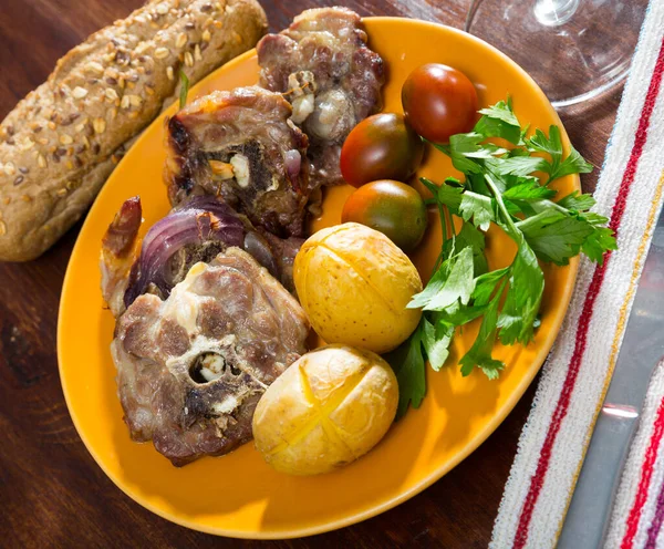 Costolette Agnello Forno Servite Con Patate Saltate Pomodori Freschi Verdure — Foto Stock