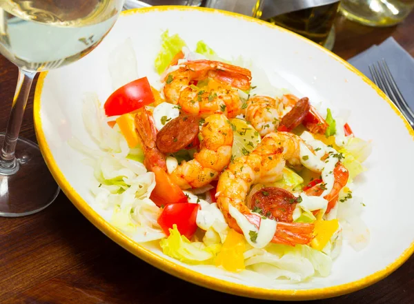 Appetizing Salad Dengan Udang Goreng Sosis Chorizo Sayuran Segar Dan — Stok Foto