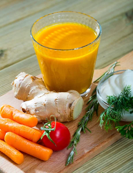 Image Healthy Fresh Carrot Juice Ginger Served Wooden Desk Vegetables — Stock Photo, Image