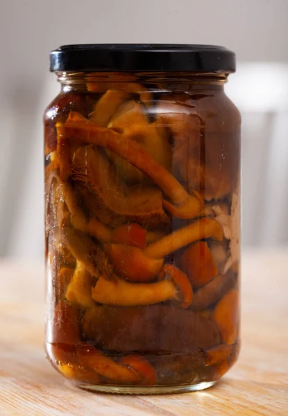 精美的自制泡菜放在玻璃瓶里 蜂蜜真菌 牡蛎蘑菇 香菇和芝麻 — 图库照片