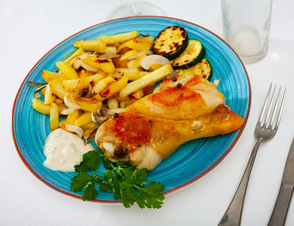 Großaufnahme Gebackener Hühnerkeulen Mit Kartoffeln Und Zucchini Auf Dem Teller — Stockfoto