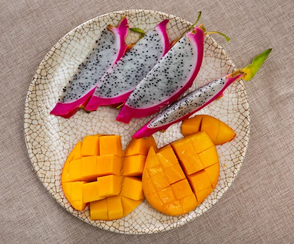 一盘成熟的甜而多汁的芒果和豌豆片作为小吃 热带水果营养效益概念 — 图库照片