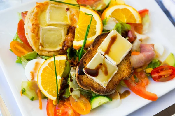 Keçi Peynirli Salata Orrange Tabakta Bal Sebze Fransız Mutfağı — Stok fotoğraf
