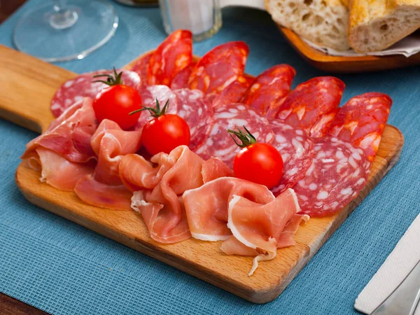 Hiszpański Smaczny Posiłek Plastry Kiełbasy Jamon Pomidorami Przy Drewnianym Biurku — Zdjęcie stockowe