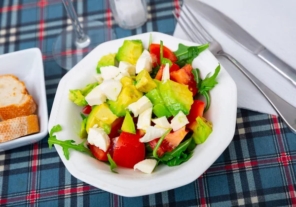 Köstlicher Bunter Salat Mit Avocado Tomate Feta Und Rucola — Stockfoto